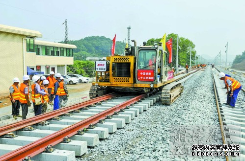 ６月１３日，長株潭城際鐵路圓滿完成全線鋪軌任務，圖為施工現場。（記者 歐陽天 攝）